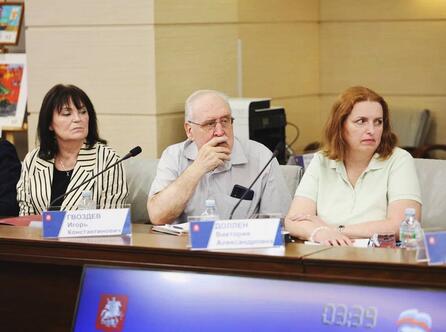 Виктория Доллен, руководитель направления индивидуального сопровождения в фонде «Дети Марии», выступила на круглом столе в Мосгордуме.