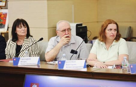 Виктория Доллен, руководитель направления индивидуального сопровождения в фонде «Дети Марии», выступила на круглом столе в Мосгордуме.