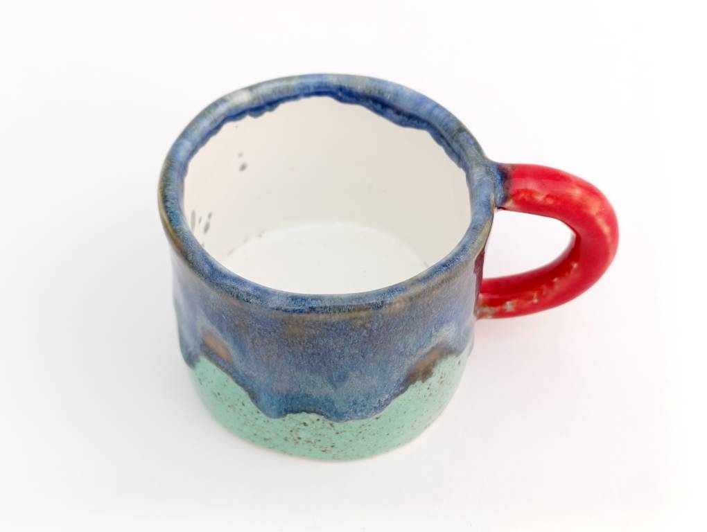 Кружка с красной ручкой